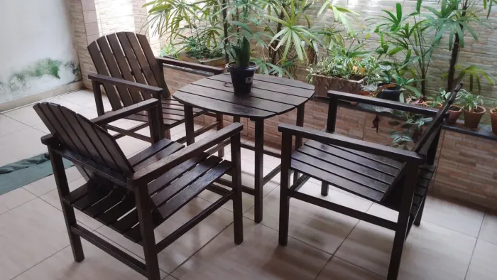 Conjunto de Cadeiras e Mesa de Madeira