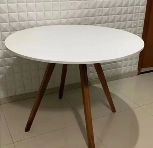 Mesa de Jantar Redonda Branca com Pés de Madeira