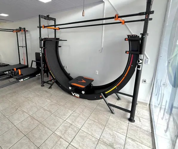 V12 equipamento linha live para pilates