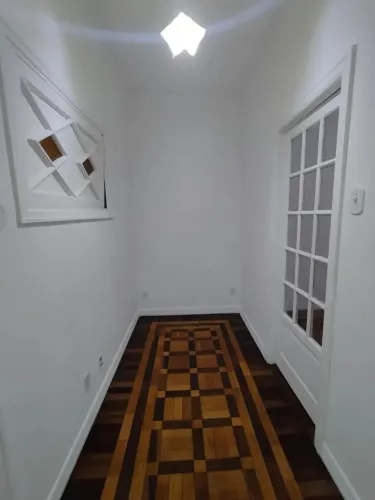 Imóvel para aluguel possui 70 metros quadrados com 2 quartos em Copacabana - Rio de Janeir