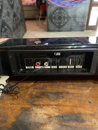 caixa de som pra ligar na tv , celular e pegar rádio e Bluetooth é todos os cabos e fm 