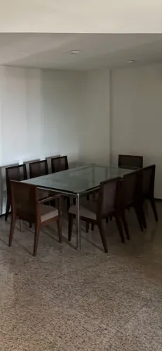 Vendo mesa c 8 cadeiras