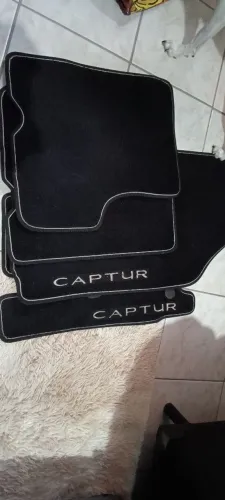 Jogo de tapetes de carpete original para o Renault Captur.