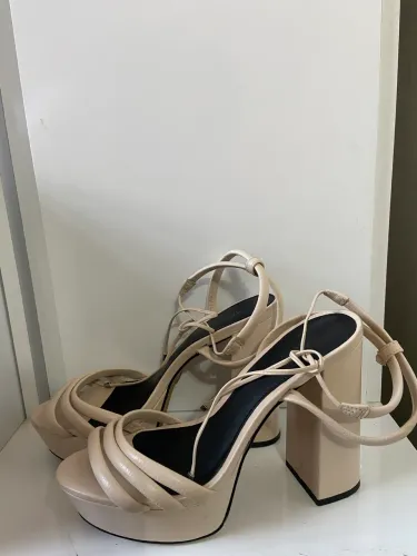 Sandalia arezzo off white salto bloco