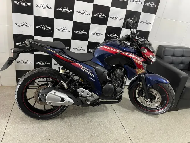 Fazer 250 capitã marvel emplacada conservada!