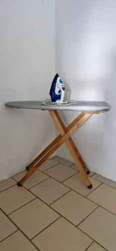 Tábua de passar + forro térmico + ferro elétrico.