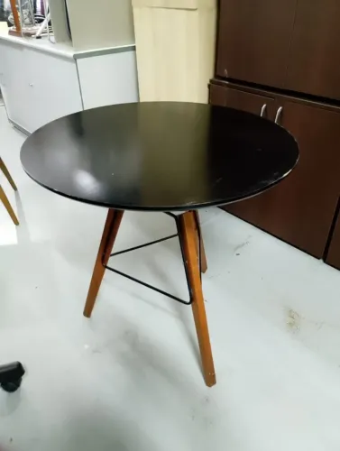 Mesa em Formato Redondo com Pés de Madeira