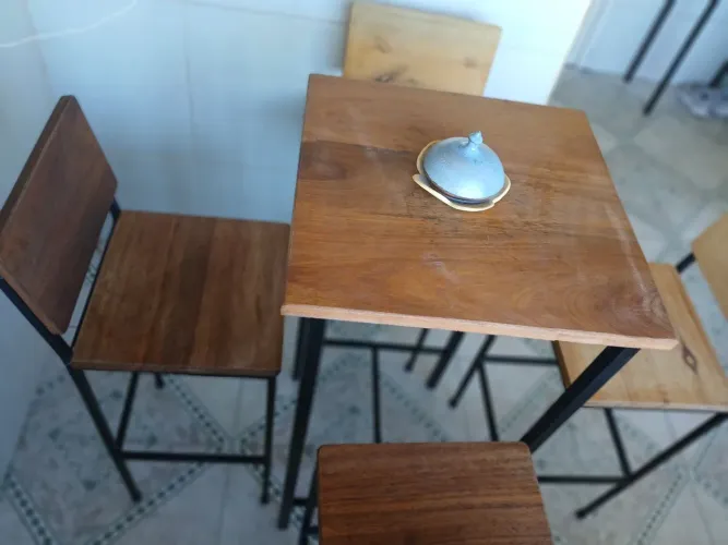 Mesa bistrô de madeira rústica com cadeiras