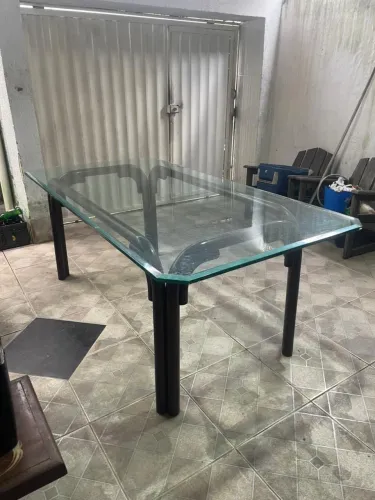 Mesa de vidro com pés de madeira com 6 cadeiras