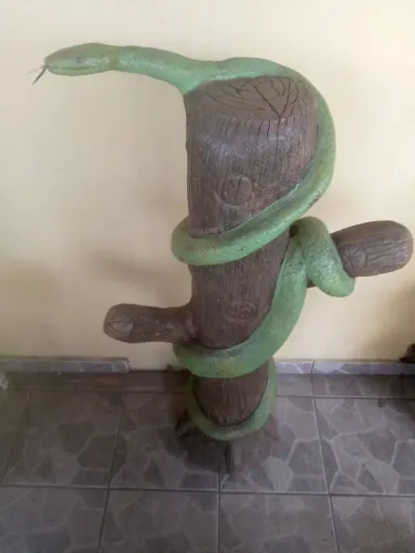 Escultura de cobra em tronco