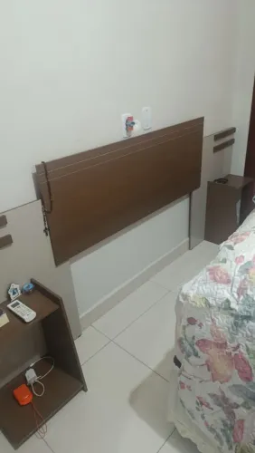 Vendo cabeceira de cama semi-nova