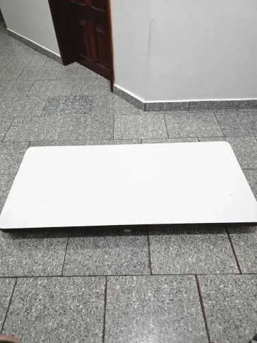 BASE BRANCA DE MADEIRA COM ROLDANAS MEDINDO 110 X 50 CM.