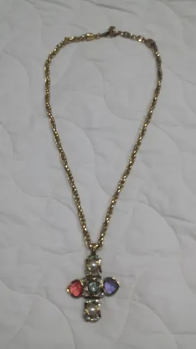 Colar Camila Klein - Pingente crucifixo com pedras.