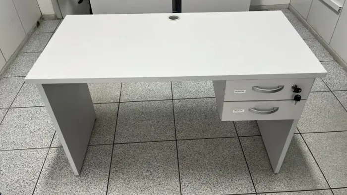 Conjunto mesas e cadeiras escritório