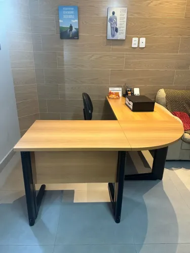 Mesa de Escritório em L - Madeira Clara com Estrutura Preta
