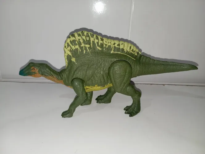 OURANOSAURUS MATTEL RUGE E ATACA DINO ESCAPE