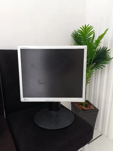 Monitor LG 17" Flatron L1742P ? VGA e DVI ? Bivolt ? Seminovo