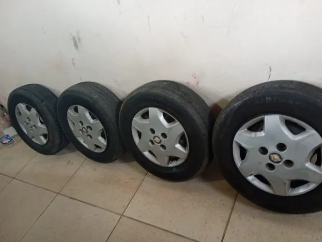Vendo rodas Chevrolet aro 13 4 pneus bons