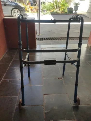 Andador articulável e dobrável