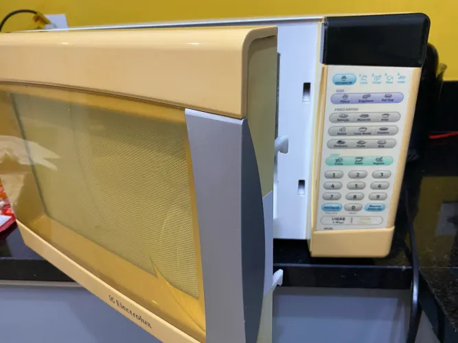 Forno microondas Eletrolux usado 