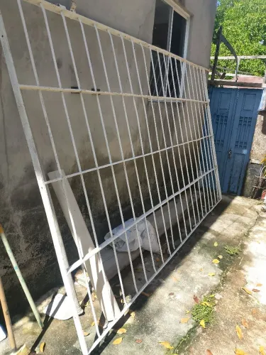 Vendo uma grade de ferro medindo 1,87x3,00m (negócio)