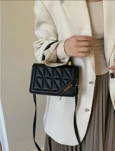 Bolsa Feminina Preta Transversal / Mão - Estilo Matelassê(a pronta entrega)