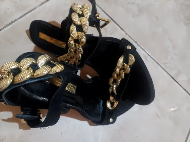Vendo sandália Carmen Steffens (37), R$150,00. Contato *.