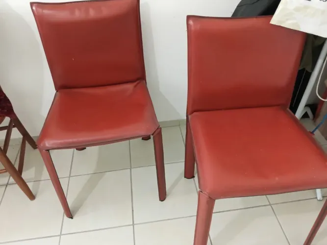 Conjunto de duas cadeiras em couro e metal em design italiano