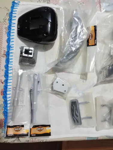 Peças moto Harley Davidson fatboy 1/4 em preto sendo tanque paralamas e traseiro e pedalei