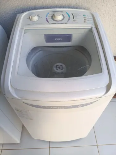 Vende-se uma máquina da marca Eletrolux 8 kg 850