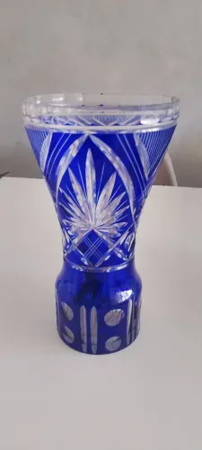 Belo vaso em cristal double em vibrante cor azul com rica lapidação. Medindo: 29cm