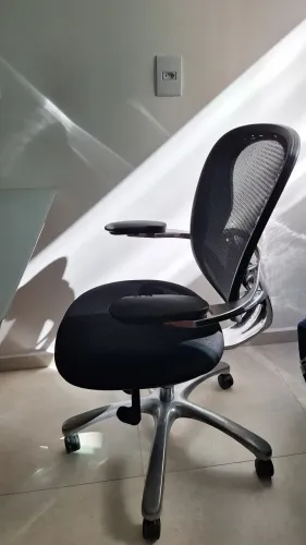 Cadeira de Escritório Ergonômica Mesh Cromada