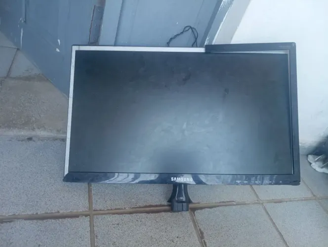 TV quebrada na tela por 50 reais 