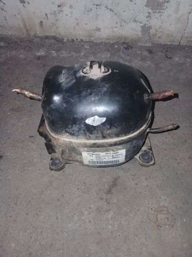 Motor De geladeira Embarco 127V praticamente zero