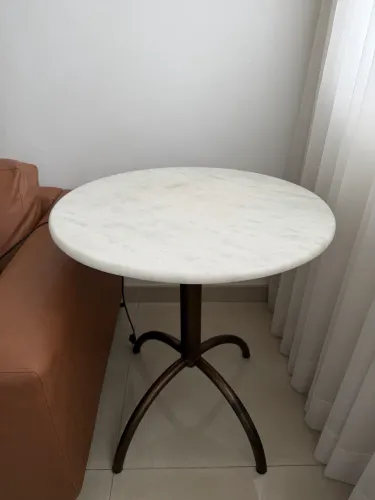 Masa com tampo de mármore branco e pés de ferro