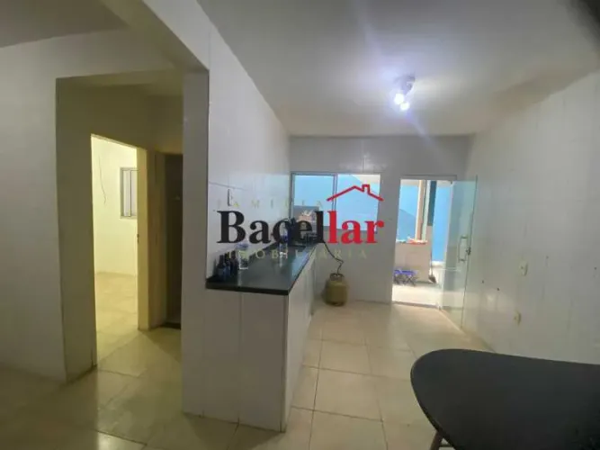 Casa triplex, terraço, Churrasqueira, quintal e 1loja. Santa Eugênia