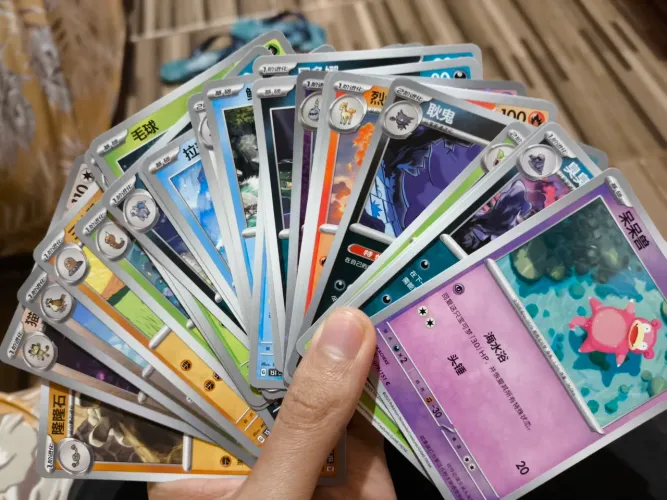 Cartas de 151 chinês, mais uma carta de mega evolução em inglês, mais 24 cartas chinês