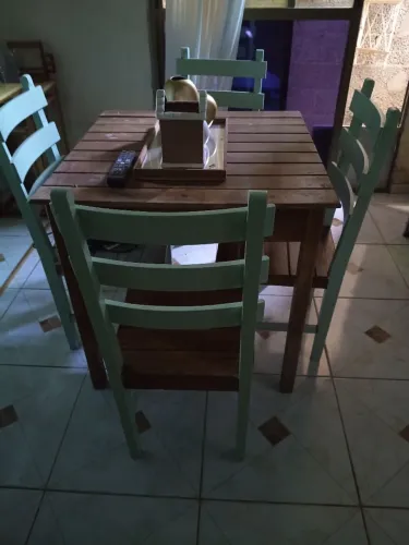 Vendo mesa com cadeira