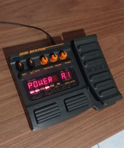 Pedaleira de baixo Zoom bfx708
