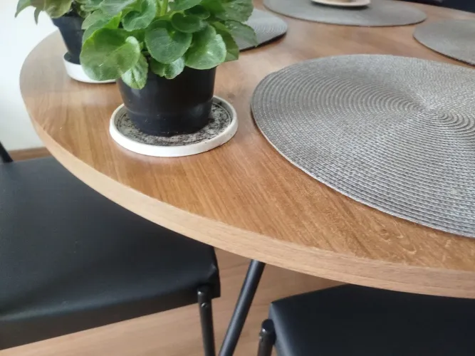 Mesa com quatro cadeiras