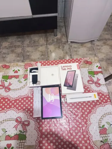 Tablet Lenovo tab m9 tela de 9'7 polegadas 3 semanas de uso com a caneta tat caregador