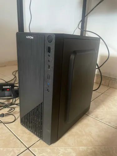 Computador com monitor, mouse teclado e fone