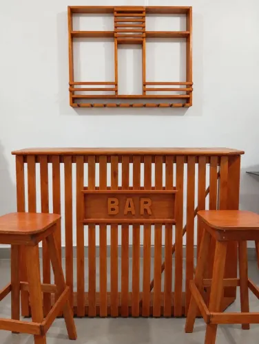 Barzinho de Madeira Completo com 2 Banquetas + Suporte de Parede