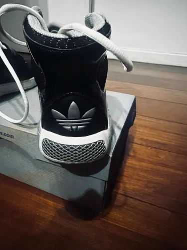 Tênis Adidas 