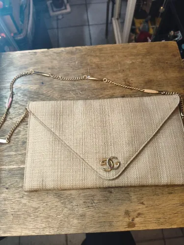 Bolsa em tecido texturizada tipo cluch envelope.