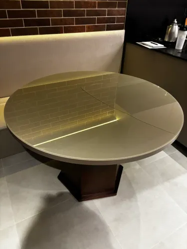 Mesa de jantar 1,20 m de 6 lugares com 4 cadeiras estofadas