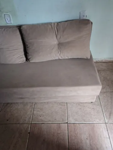 Vendo este sofá com duas almofadas