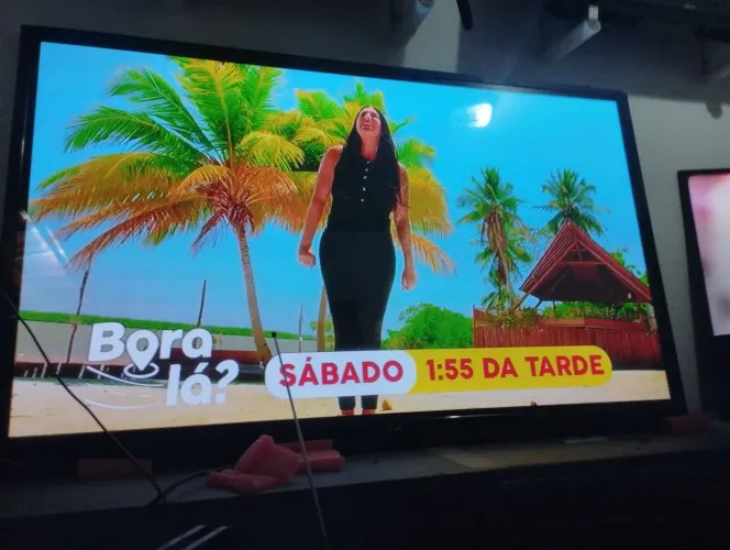 Uma TV Samsung 50polegada de plasma com controle e base