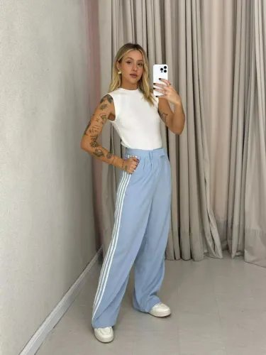 Calça azul alfaiataria com listras brancas