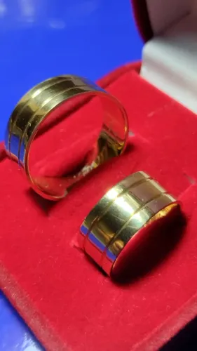 Alianças Ouro 18 Kilates Reta Noivado e Casamento 12 Gramas 10 mm Com 2 Risco Opcional Par